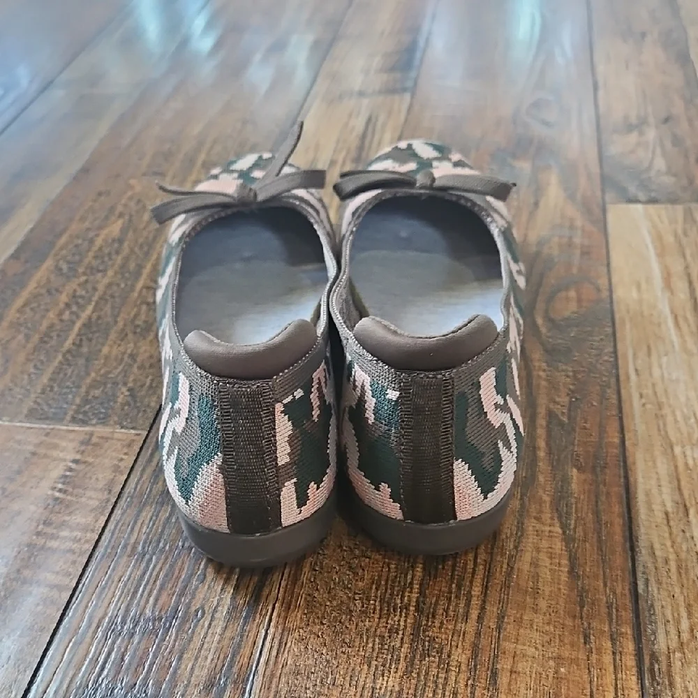 New Cloudsteppers by Clarks. Pink,Olive,White Camo Patterned Flats W/ Bow (Sz.8)